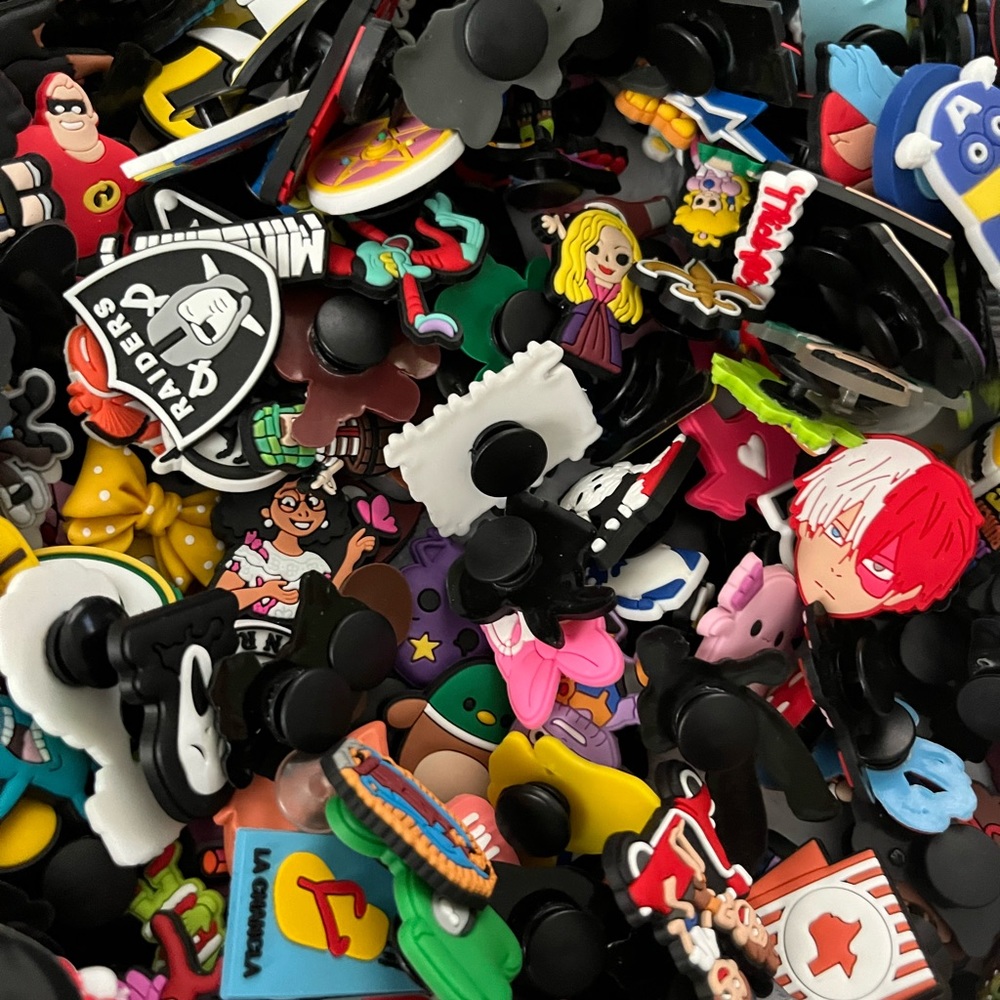 25 PIECE RANDOM CROC CHARMS - Picture 9 of 13